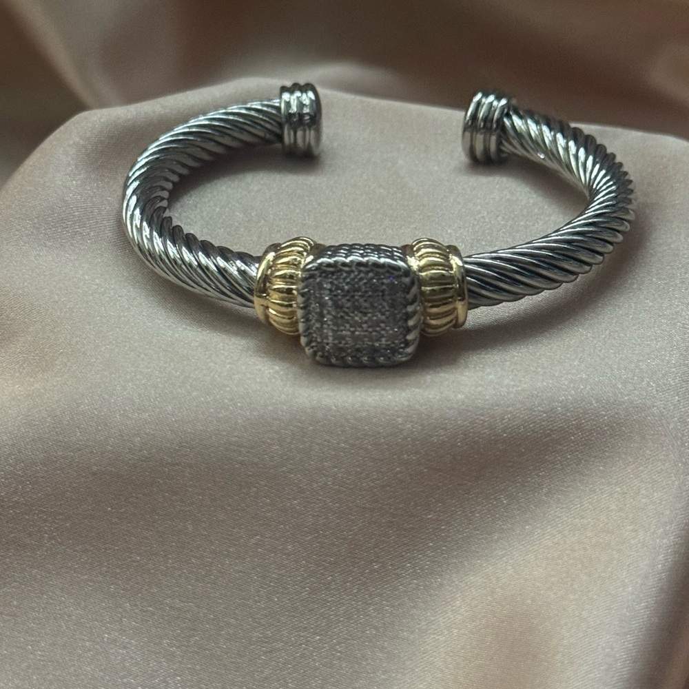 Elegant Silver and Gold Women's Bracelet - Picture 3 of 12
